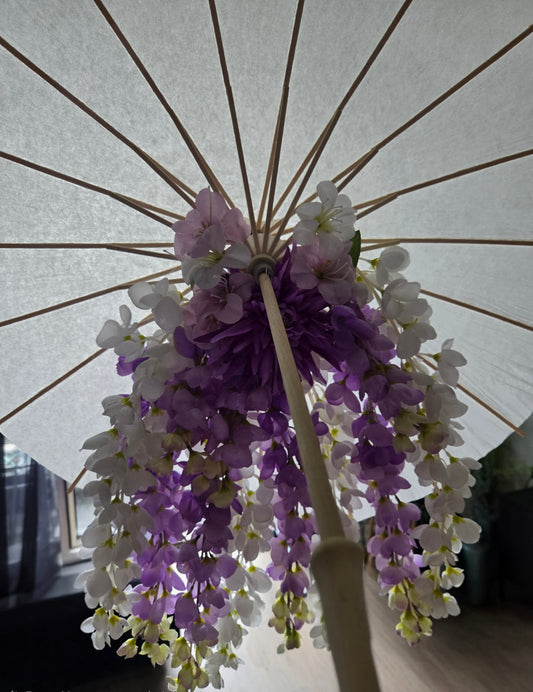 Witte Papieren Parasol met Zijden Bloemen – Elegant Handgemaakt Decorstuk
