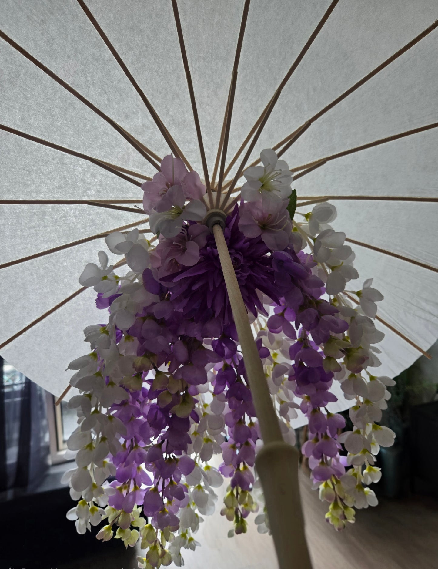 Witte Papieren Parasol met Zijden Bloemen – Elegant Handgemaakt Decorstuk