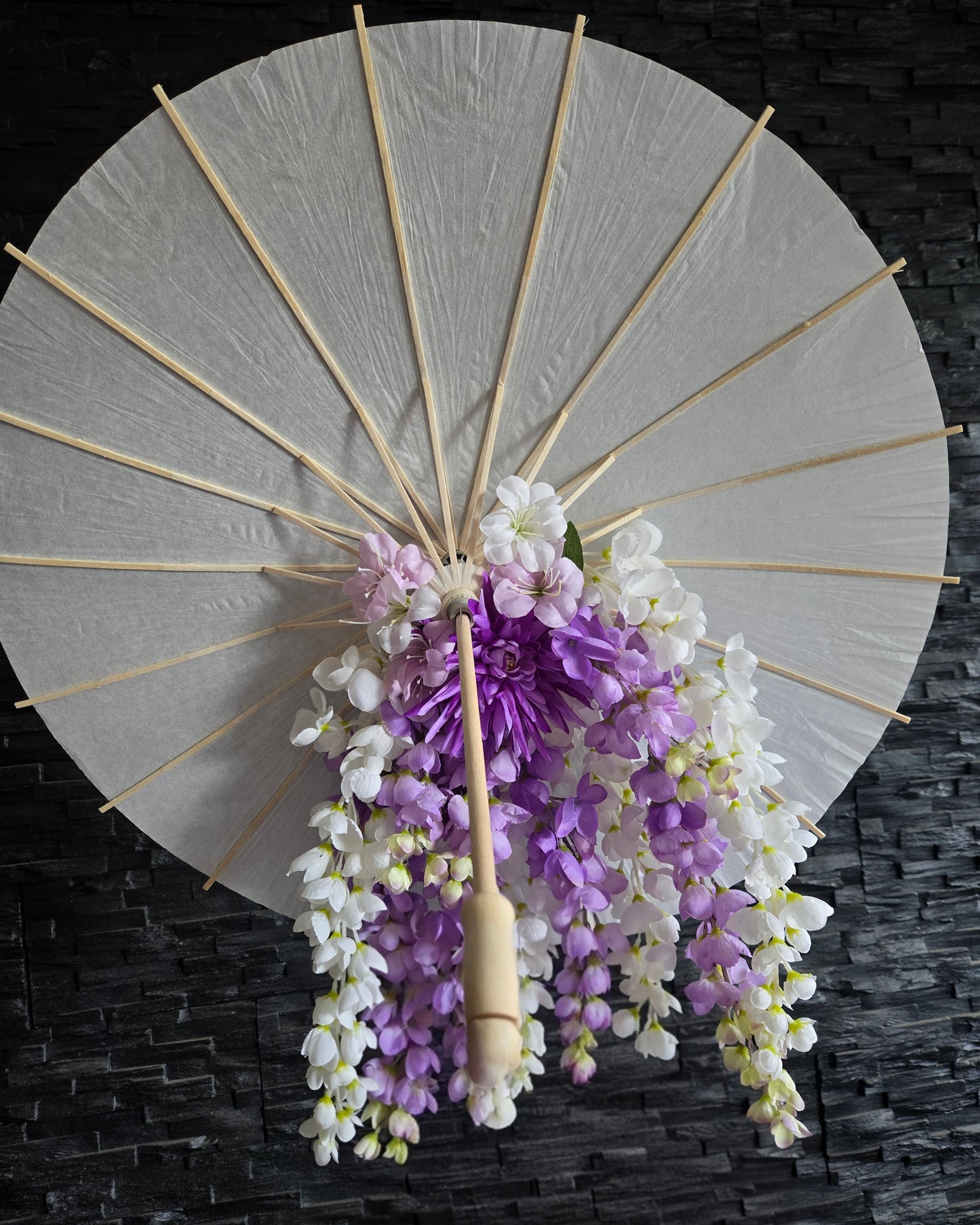 Witte Papieren Parasol met Zijden Bloemen – Elegant Handgemaakt Decorstuk