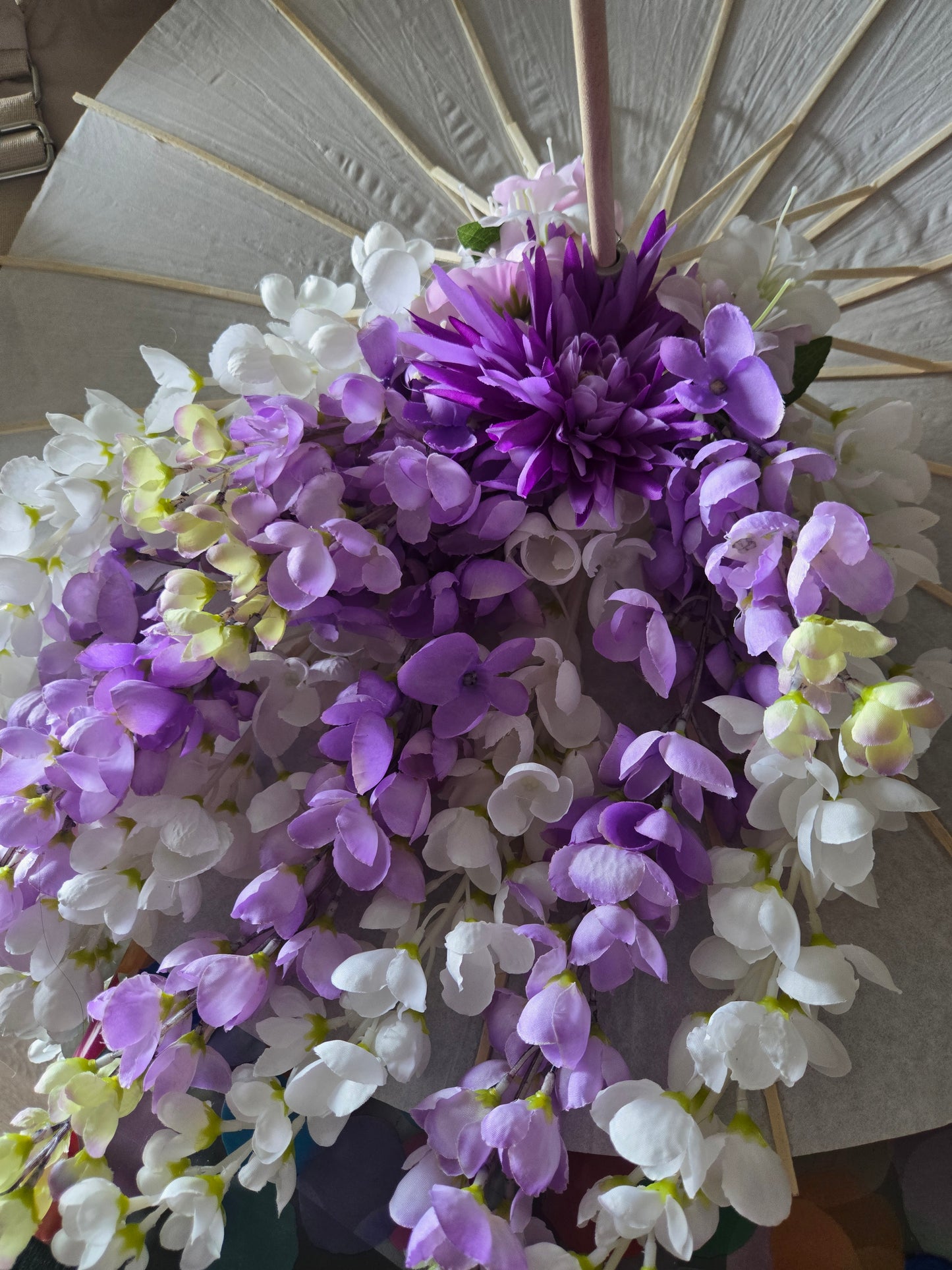 Witte Papieren Parasol met Zijden Bloemen – Elegant Handgemaakt Decorstuk